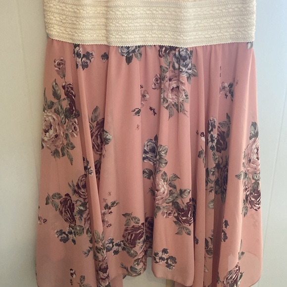 Rue21 Women’s Asymmetrical Lace Floral Dress - Picture 3 of 4